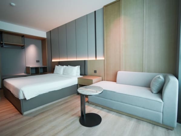 Deluxe King | Bathroom