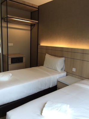 Deluxe Twin | In-room safe, desk, soundproofing, iron/ironing board
