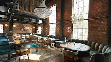 3 restaurants, breakfast, lunch, dinner served; international cuisine