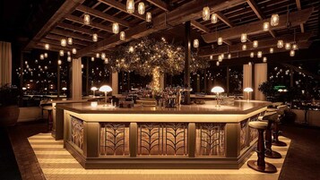 7 bars/lounges
