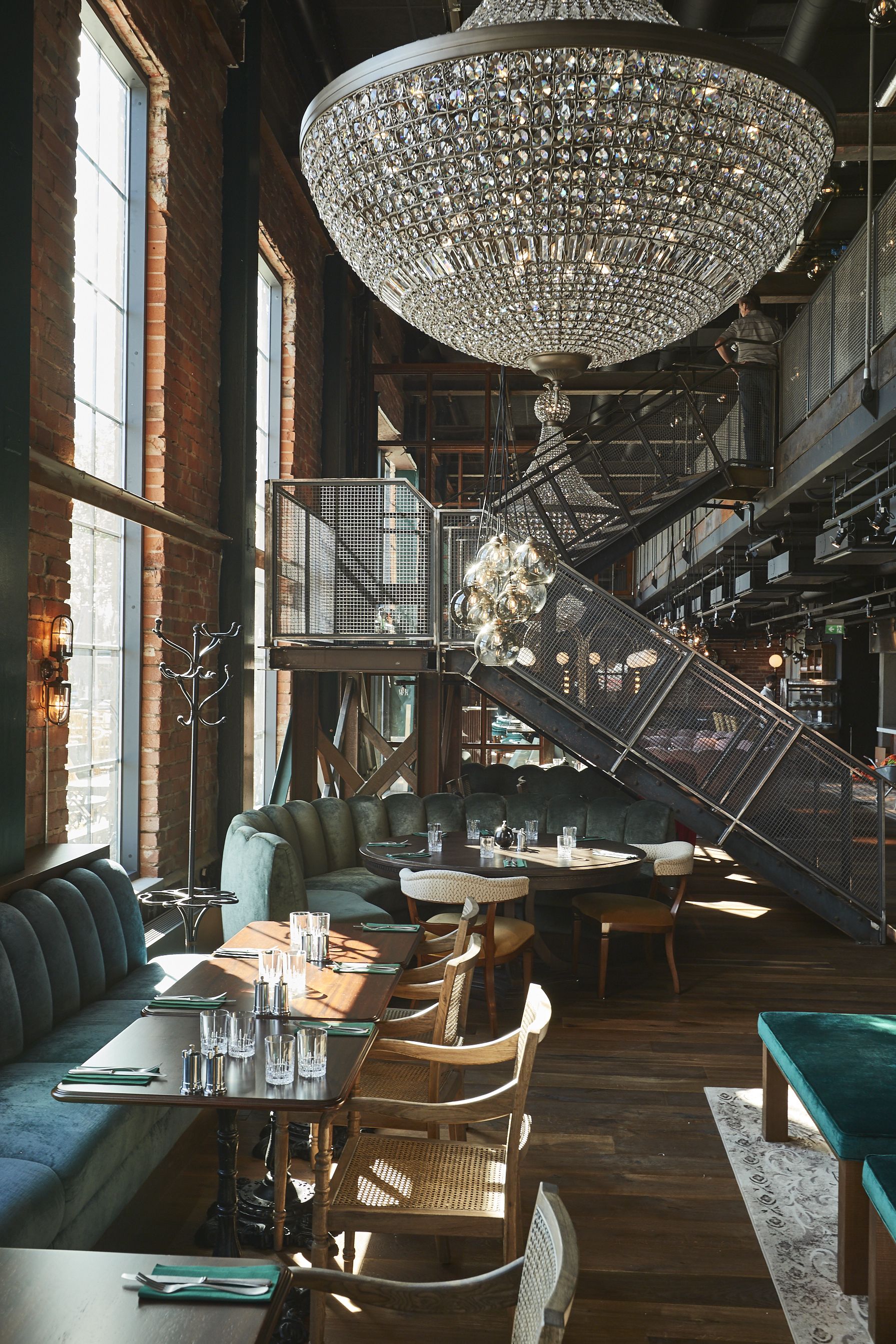 3 か所のレストラン、朝食、ランチ、ディナーに営業 (多国籍料理)