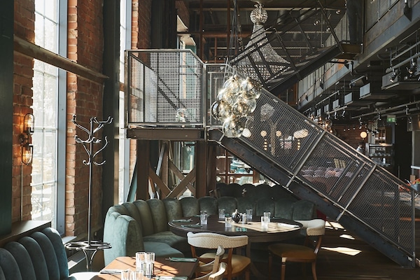 3 restaurants; breakfast, lunch, and dinner served