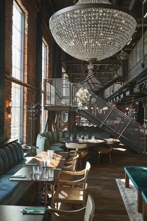 3 restaurantes, se sirven desayunos, comidas y cocina internacional