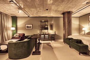 Quarto luxo, vista para o pátio | Frigobar, cofres nos quartos, cortinas blackout