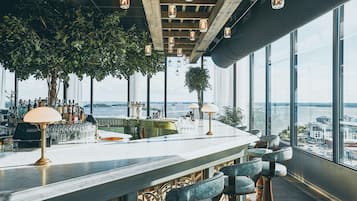 7 bar/lounge