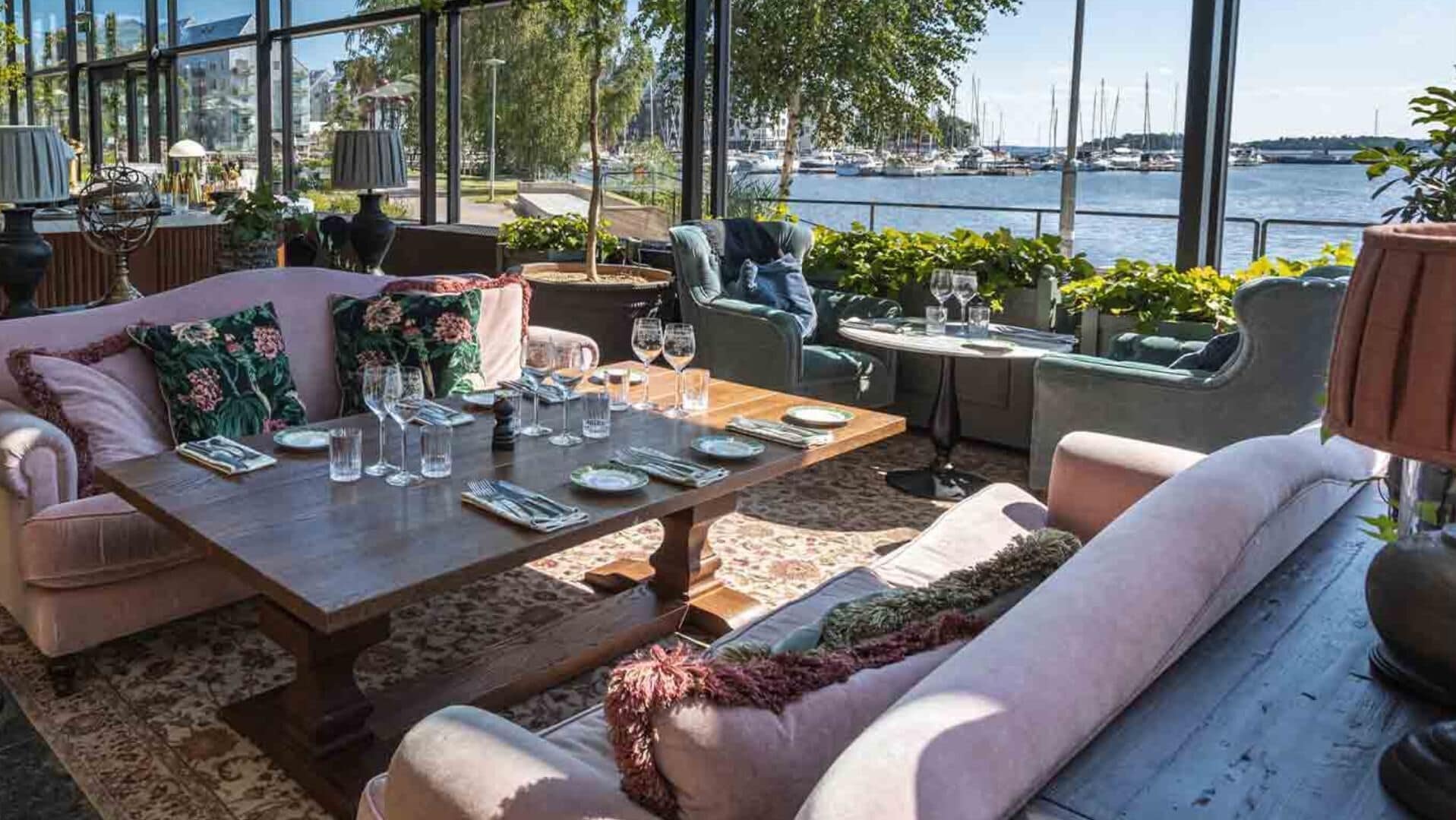 3 restaurants, breakfast, lunch, dinner served; international cuisine 