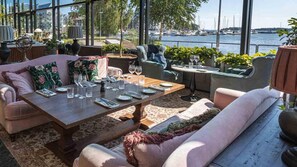 3 restaurantes; se sirve desayuno, almuerzo y cena; cocina internacional