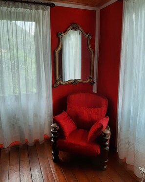 Habitación doble romántica, 1 cama matrimonial, vista al valle | Decoración personalizada, muebles diferentes y cortinas blackout 