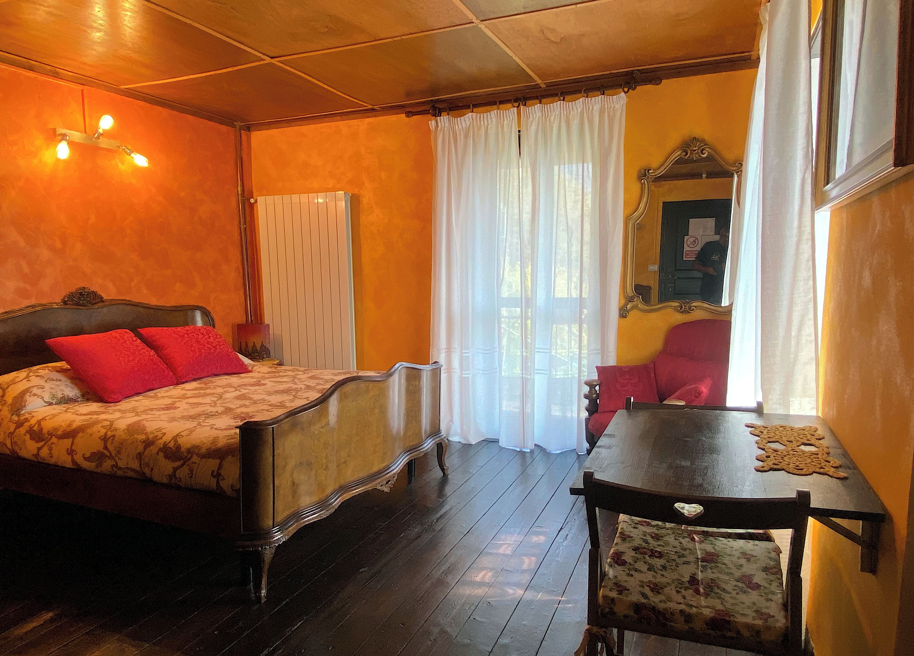 Panoramic-Doppelzimmer, 1 Doppelbett, Talblick | Individuell dekoriert, individuell eingerichtet, Verdunkelungsvorhänge