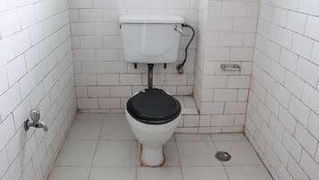 Kamar Deluks | Kamar mandi | Shower, perlengkapan mandi gratis, sandal, dan handuk