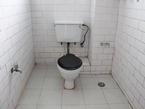 Deluxe Room | Bathroom | Shower, free toiletries, slippers, towels