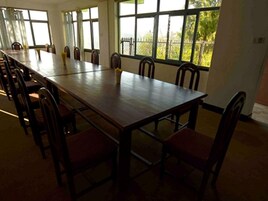 供应早餐、午餐和晚餐，本地与国际菜