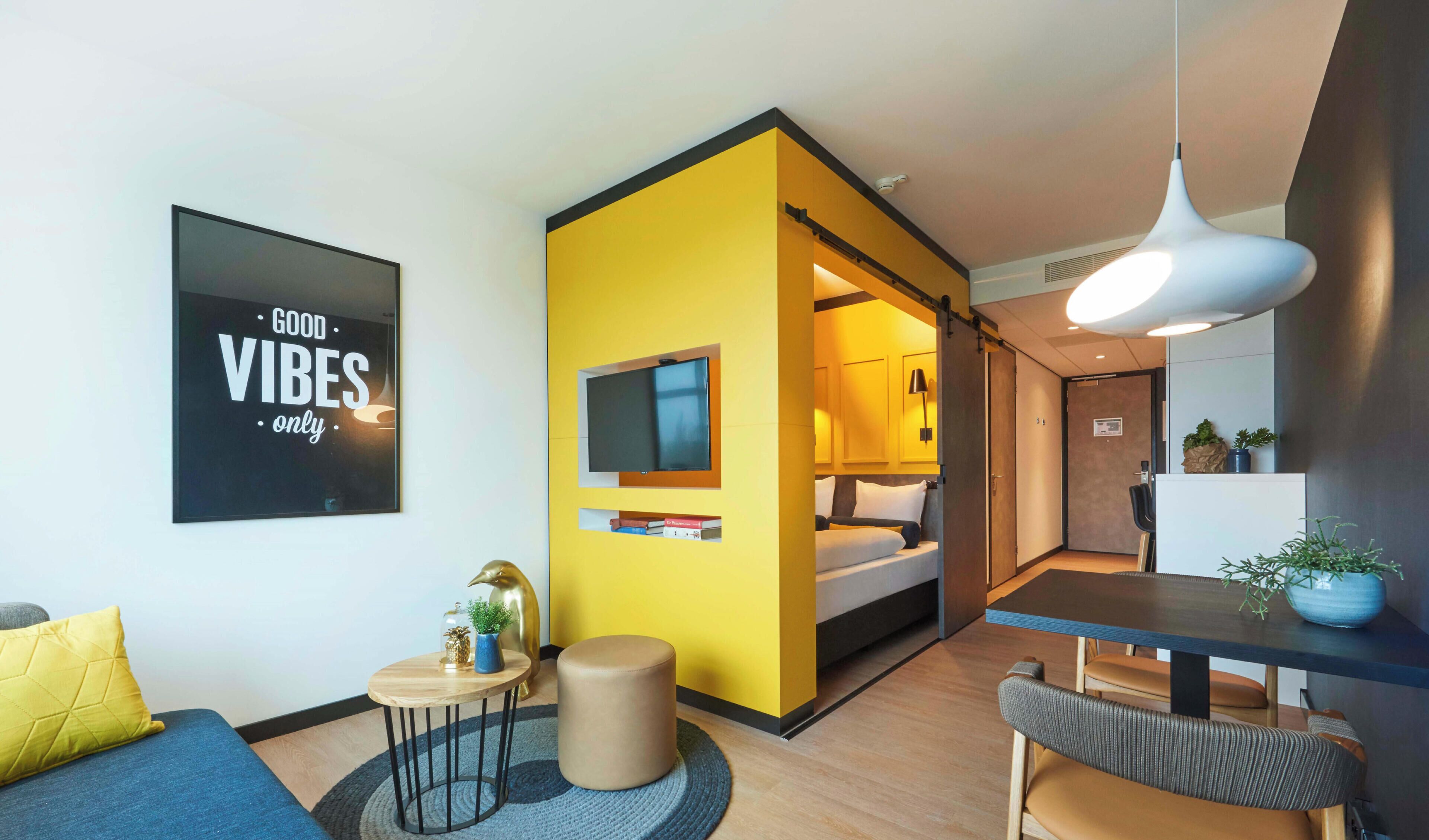 Studio XL | Een kluis op de kamer, een bureau, een laptopwerkplek