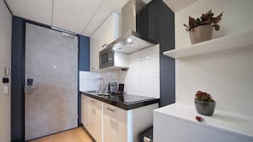 Frigorífico, microondas, horno y placa de cocina