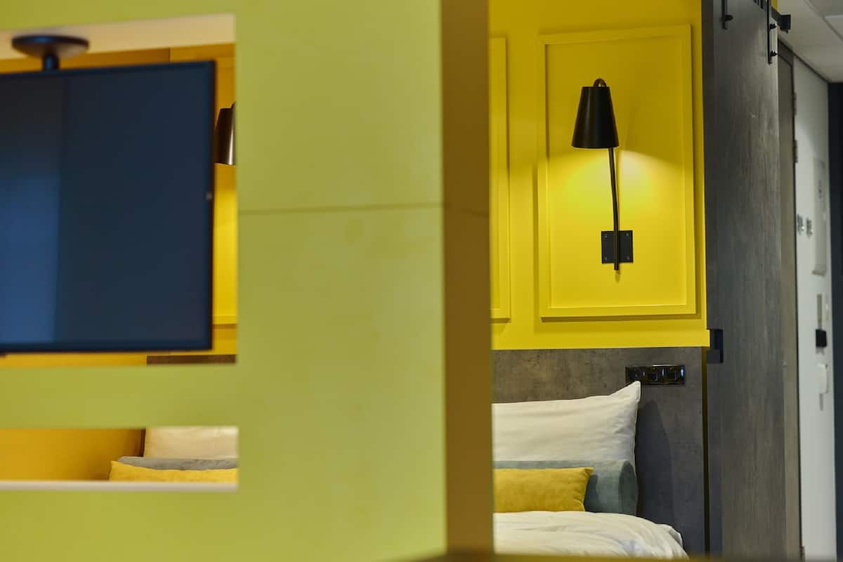 1 habitación, caja de seguridad en la habitación y escritorio
