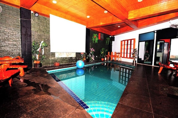 Piscine intérieure, chaises longues