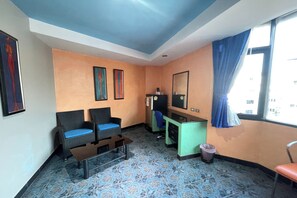 Deluxe Suite, 1 King Bed | 1 bedroom, minibar, in-room safe, desk