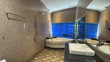 VIP Room | Salle de bain | Articles de toilette gratuits, bidet, serviettes fournies, savon