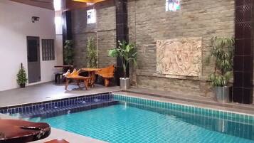 Piscine couverte, chaises longues