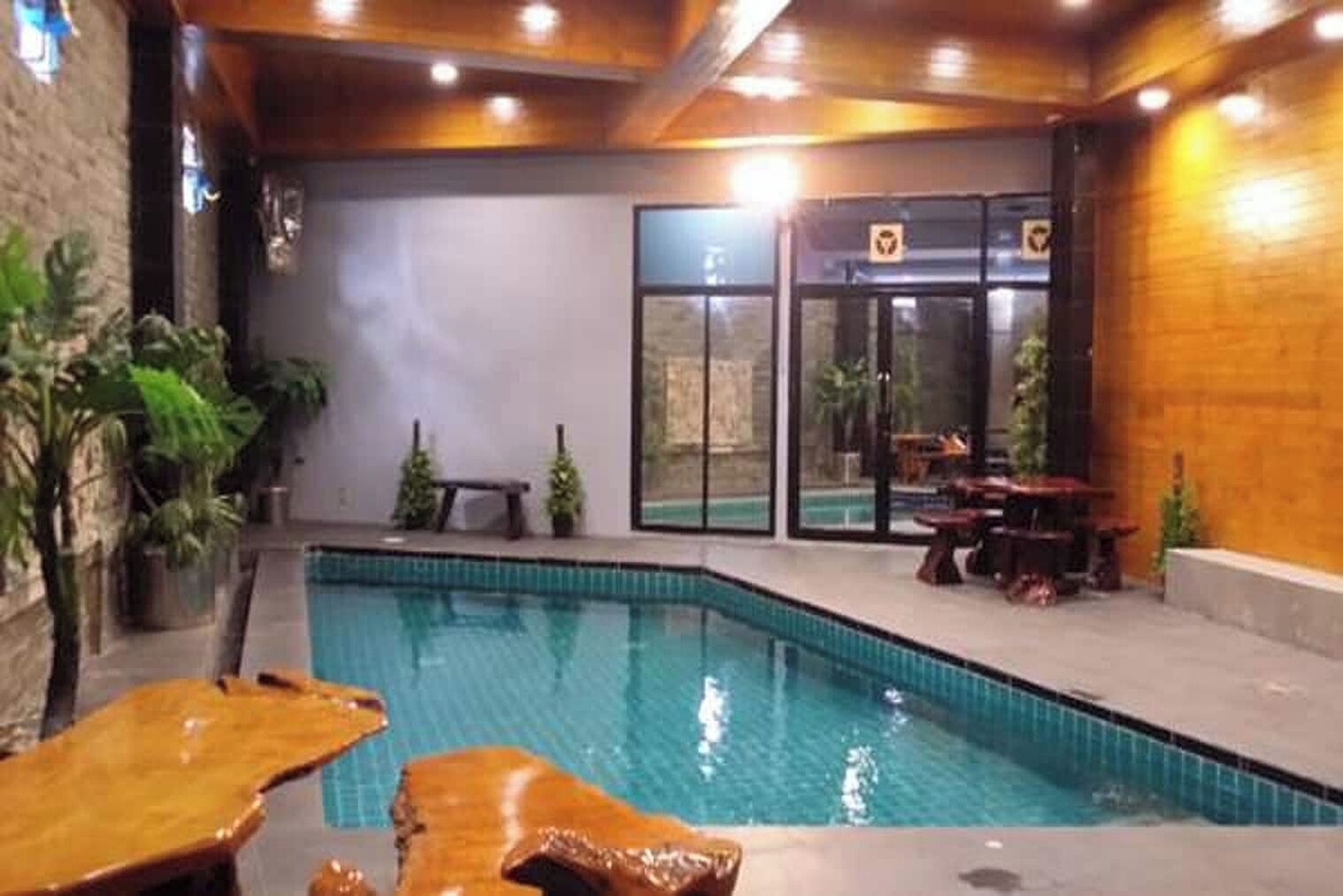 Una piscina techada, sillones reclinables de piscina