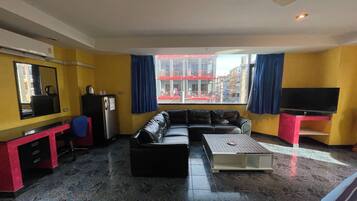 Deluxe Suite, 1 King Bed | 1 bedroom, minibar, in-room safe, desk