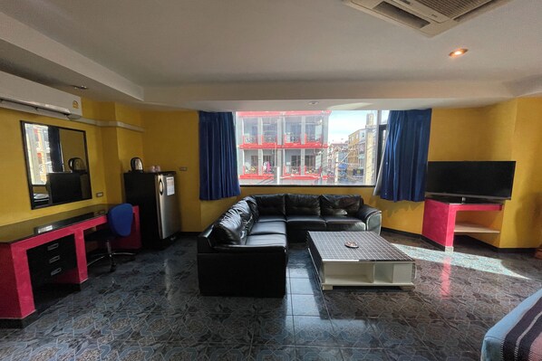 Deluxe Suite, 1 King Bed | 1 bedroom, minibar, in-room safe, desk