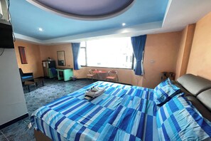 Deluxe Suite, 1 King Bed | 1 bedroom, minibar, in-room safe, desk