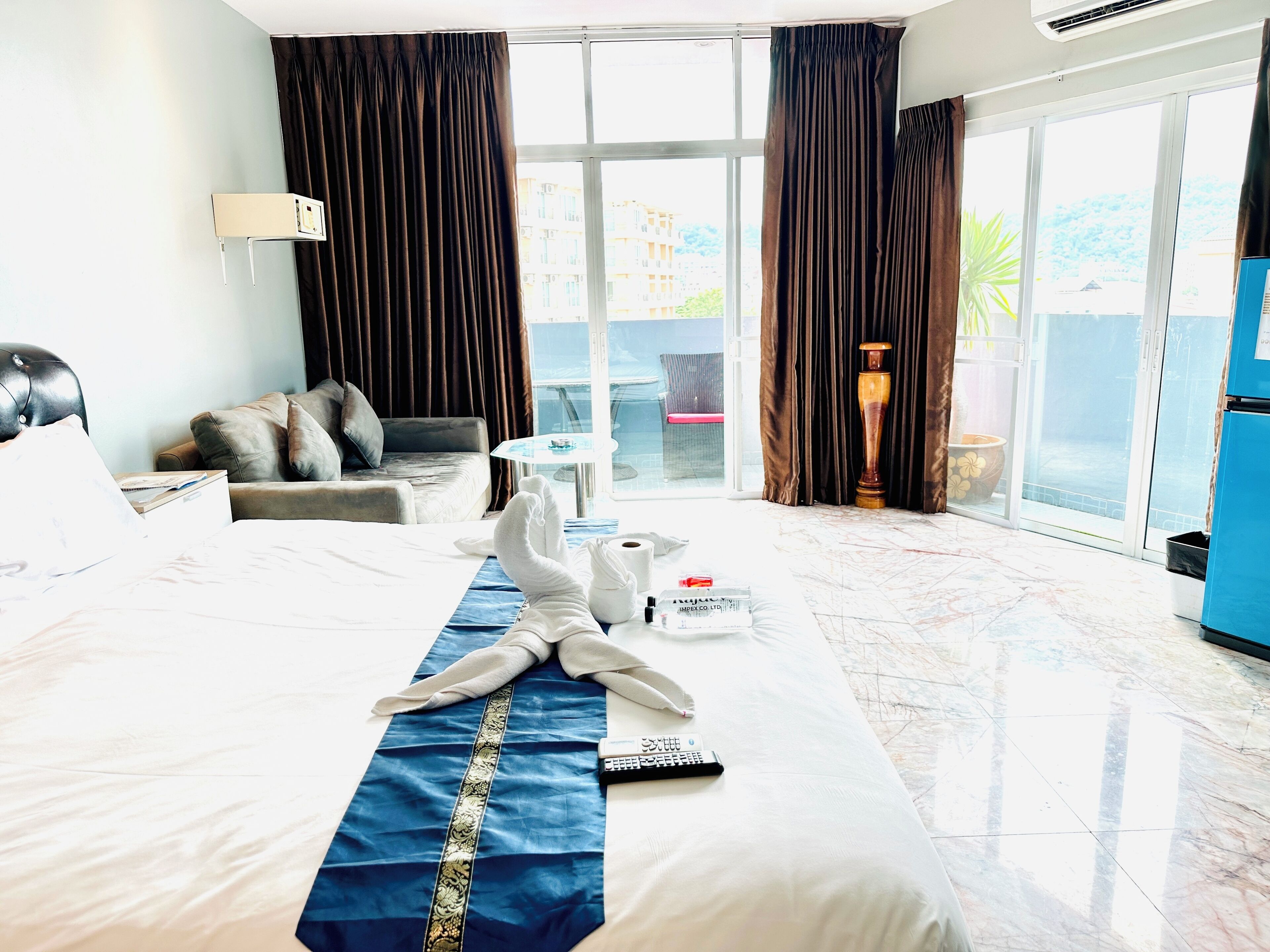 Minibar, caja de seguridad en la habitación y escritorio 