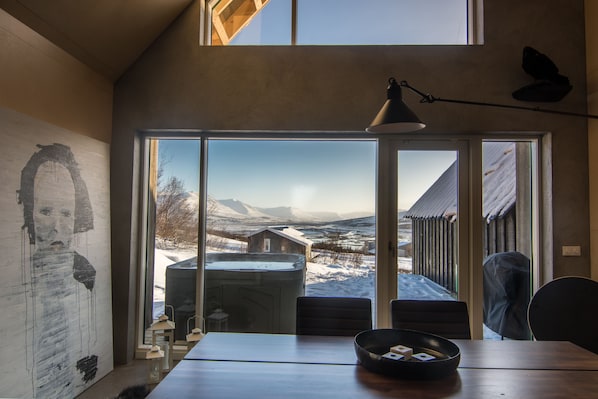 Leilighet, 2 soverom, sjøutsikt (Kotabyggð 15, 601 Akureyri) | Spiseområde på rommet