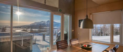Apartemen, 2 kamar tidur, pemandangan laut (Kotabyggð 15, 601 Akureyri) | Area keluarga | Televisi layar datar 32-inci dengan saluran TV premium dan TV