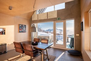 Apartment, 2 Schlafzimmer, Meerblick (Kotabyggð 15, 601 Akureyri) | Wohnbereich | 32-Zoll-Flachbildfernseher mit Premium-TV-Sendern, Fernseher, DVD-Player