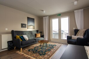 平房, 1 間臥室, 海景 (Kotabyggð 16, 601 Akureyri) | 客廳 | 32 吋平面電視連精選電視頻道、電視、DVD 播放機