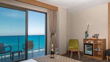 Deluxe Suite, Sea View | 1 bedroom, minibar, in-room safe, desk
