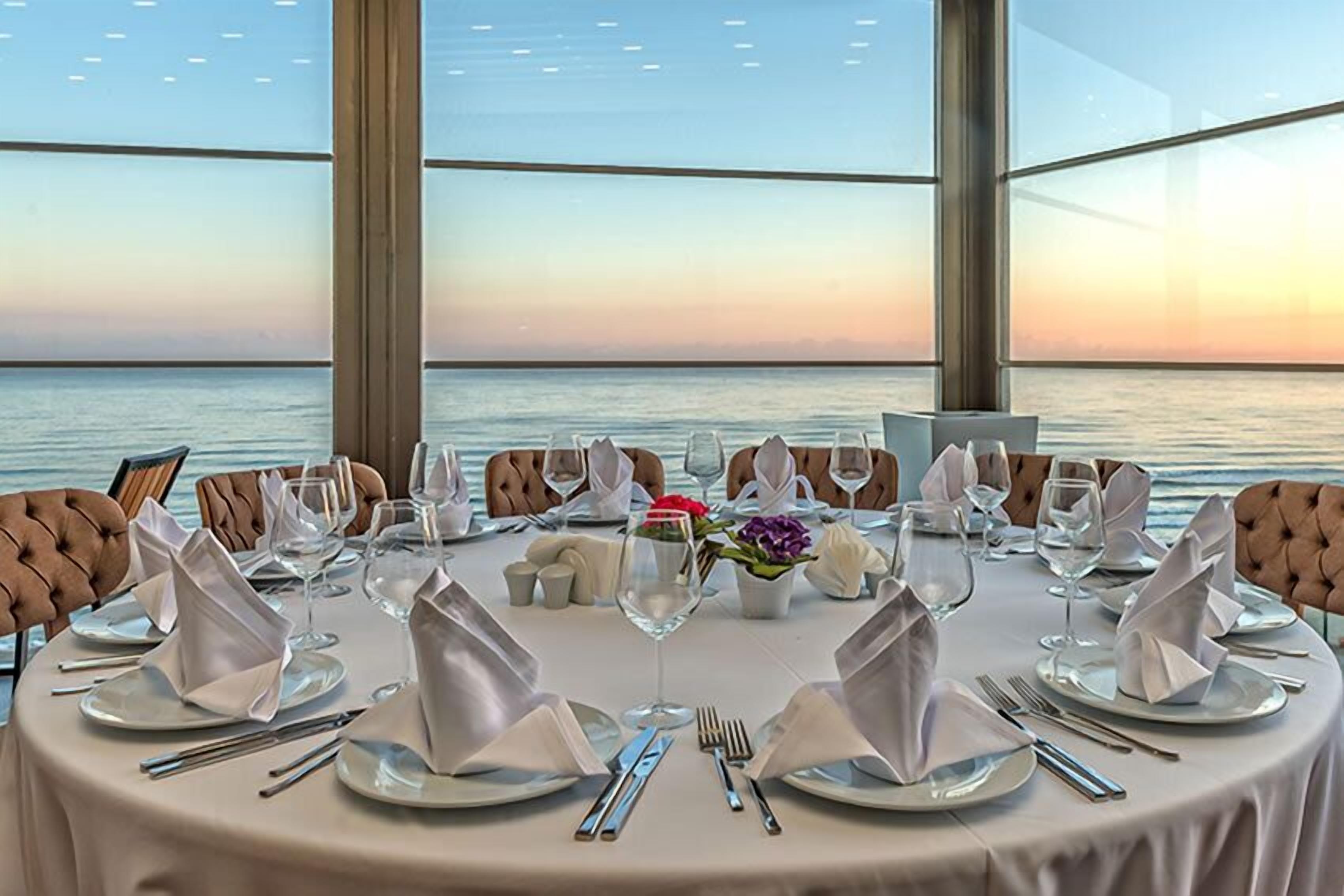 2 restaurants; breakfast, lunch and dinner served 