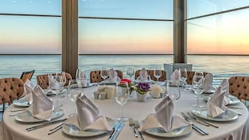 2 restaurants; breakfast, lunch and dinner served