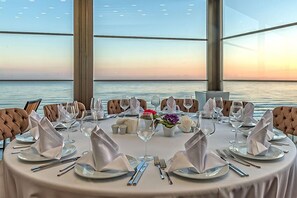 2 Restaurants, Frühstück, Mittagessen, Abendessen, internationale Küche