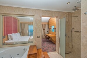 Deluxe Suite, Sea View | Bathroom