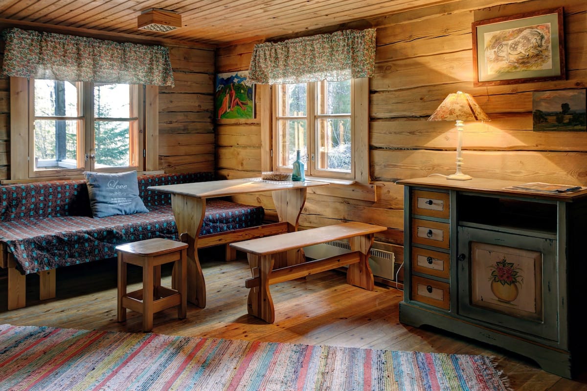 Chalet of an Artist With Private Bathroom | Een bureau, wifi
