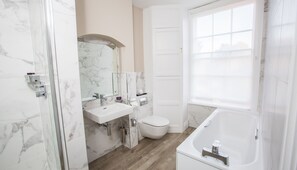 Superior Double Room | Bathroom | Shower, free toiletries, hair dryer, towels - Arden House (Stratford-upon-Avon)