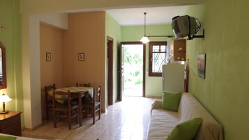 Ropa de cama hipoalergénica, escritorio y tabla de planchar con plancha 