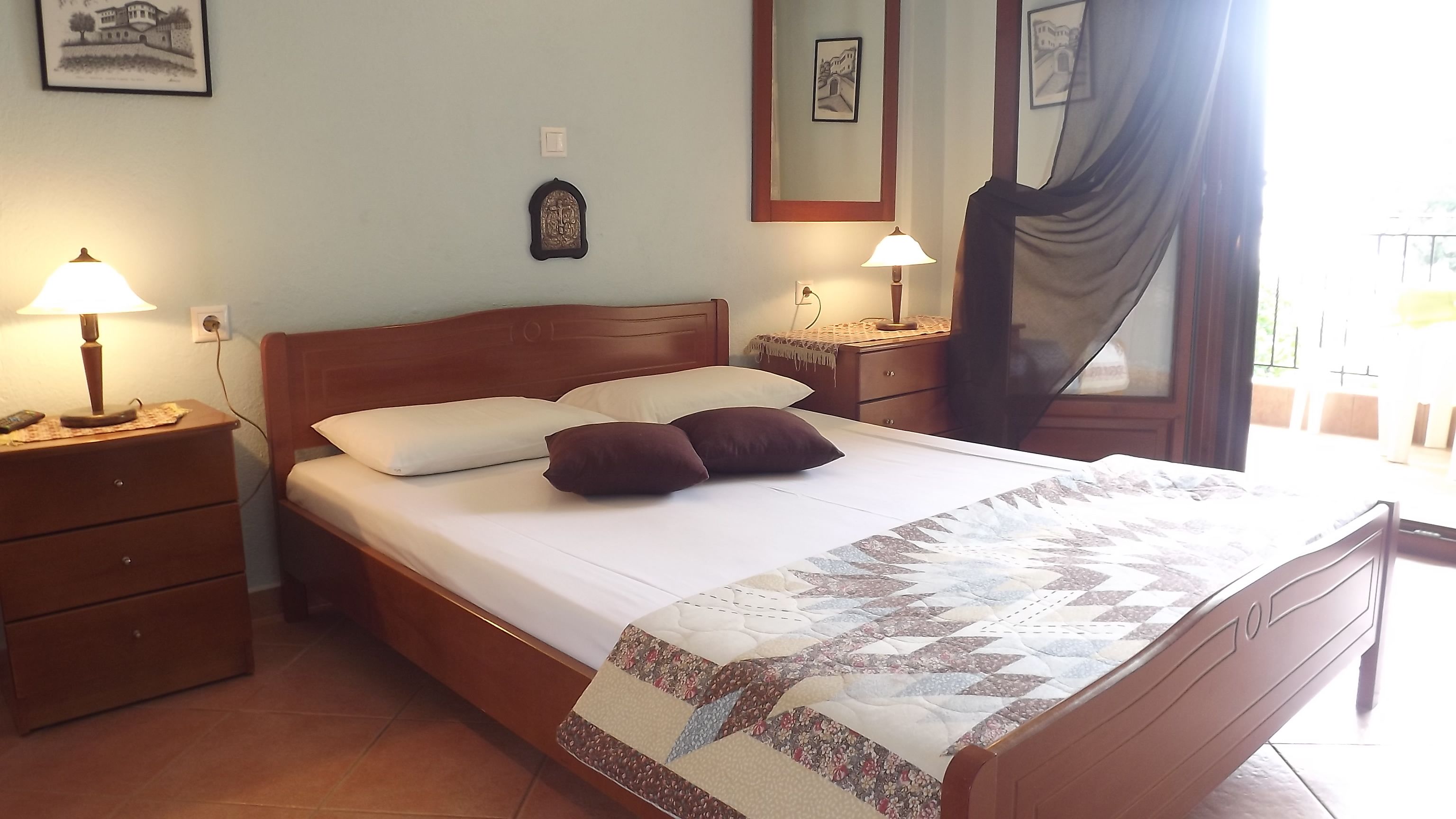 Literie hypoallergénique, bureau, fer et planche à repasser