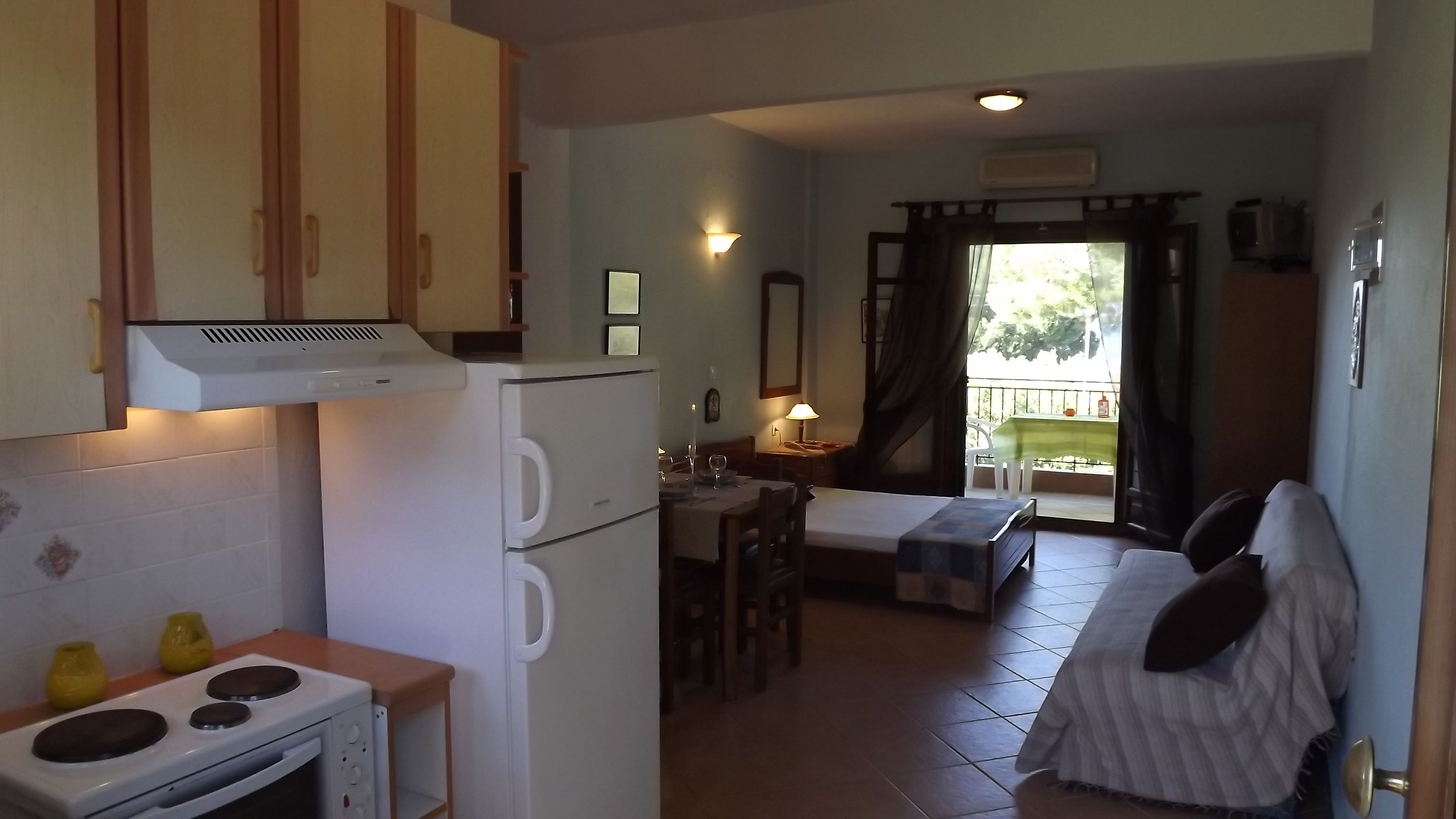 Monolocale | Biancheria da letto ipoallergenica, una scrivania, ferro/asse da stiro