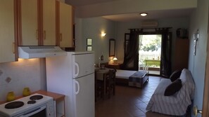 Studio | Hypo-allergenic bedding, desk, iron/ironing board - Pefka Studios & Apartments (Sithonia)