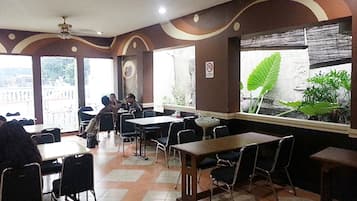 Se sirven desayunos, comidas, cenas y cocina indonesia