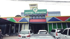 A building with a sign reading "HOTEL FIDUCIA". - Hotel Fiducia Otista 153 (Jakarta)