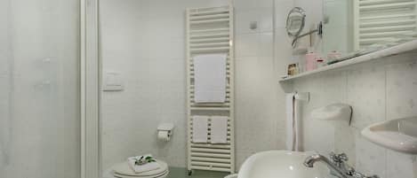 Un bagno con servizi igienici, bidet e lavandino.