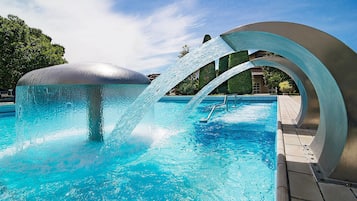 Una piscina cubierta, una piscina al aire libre