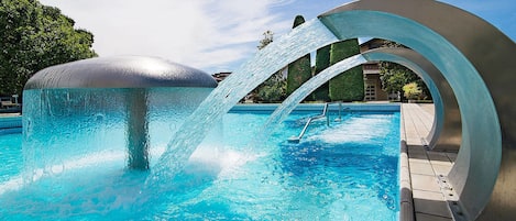 Una piscina cubierta, una piscina al aire libre