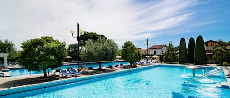 Piscine couverte, piscine extérieure