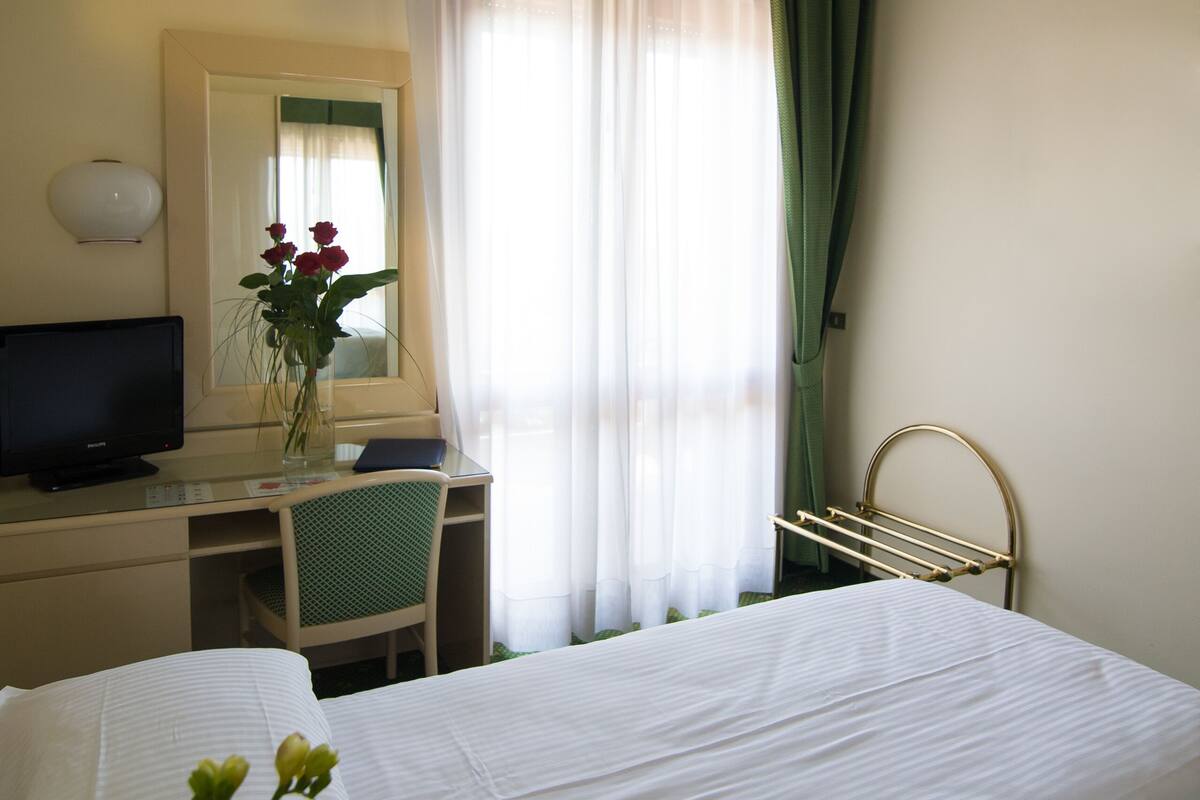 comfort single room | minibar, in-room safe, desk, free wifi